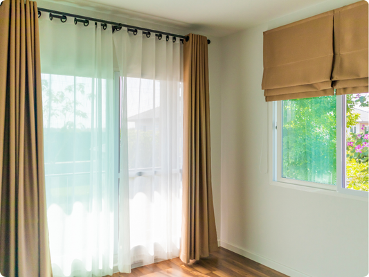 Associer voilages et rideaux occultants: astuces déco élégantes